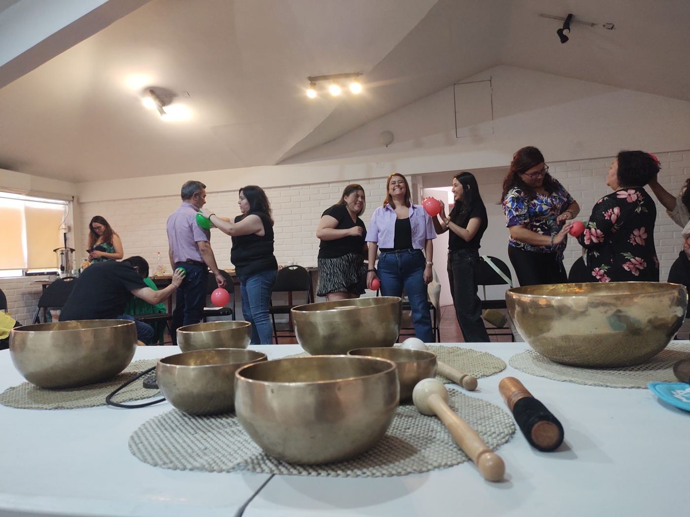 Jornada CuidArte con cuencos tibetanos y globos