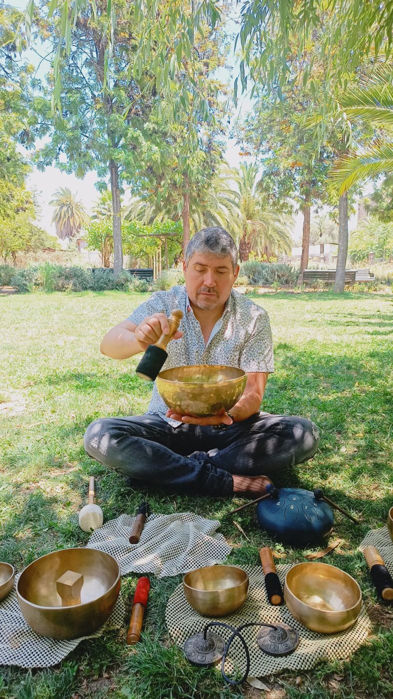 Reinaldo Farías Serey con un cuenco tibetano